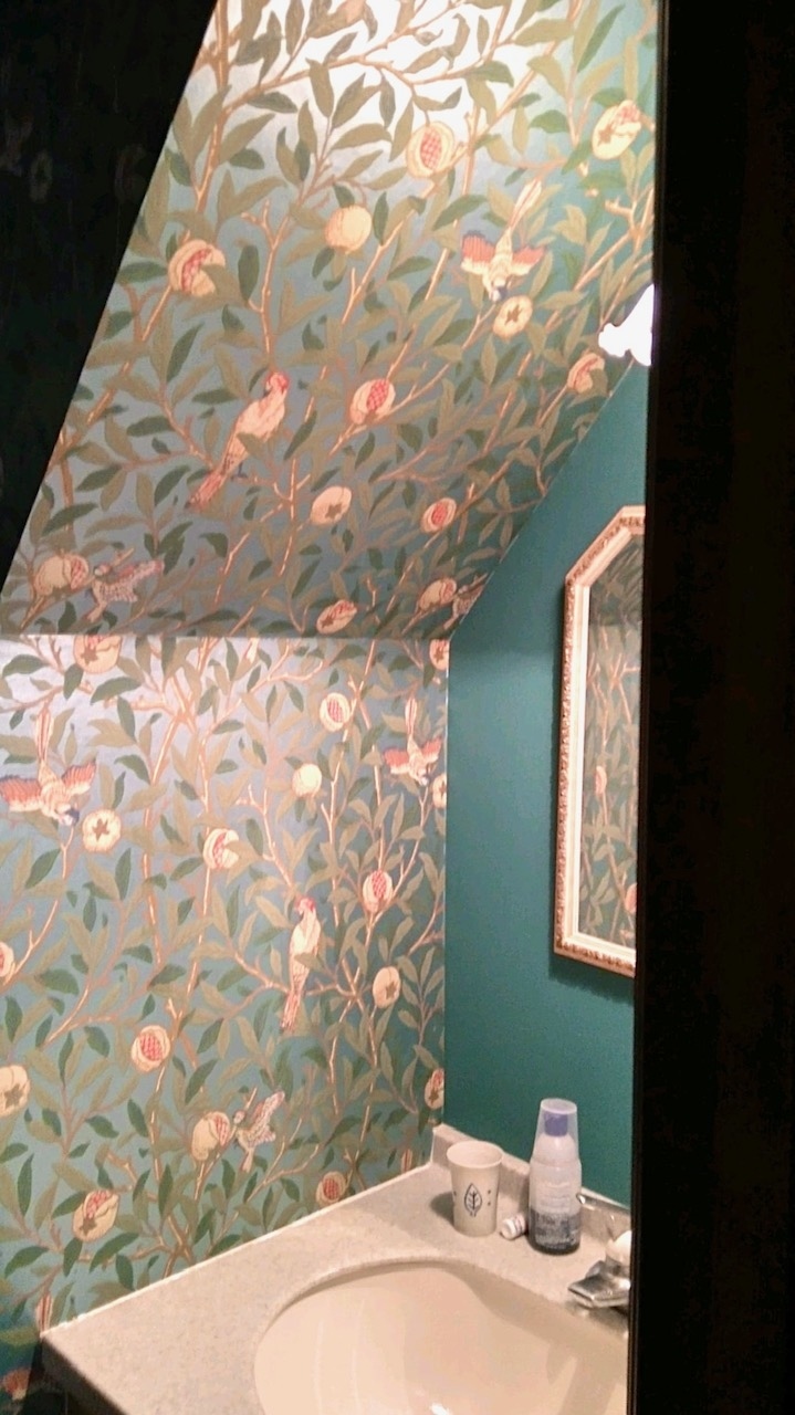 トイレの壁紙を『モリス』の『バード＆ポムグラナット（鳥とざくろ）』で張り替えさせて頂きました　by interior styling of bright_c0157866_21092944.jpg