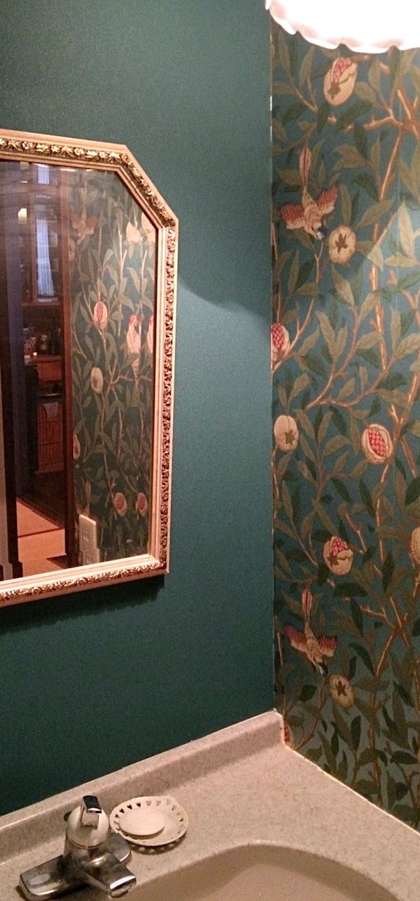 トイレの壁紙を『モリス』の『バード＆ポムグラナット（鳥とざくろ）』で張り替えさせて頂きました　by interior styling of bright_c0157866_21102703.jpg