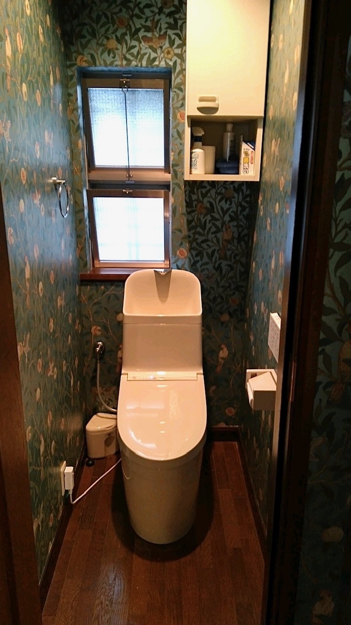トイレの壁紙を『モリス』の『バード＆ポムグラナット（鳥とざくろ）』で張り替えさせて頂きました　by interior styling of bright_c0157866_21103557.jpg