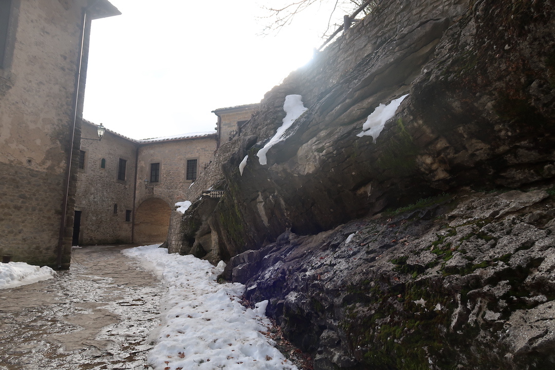 天使のはしご美しい雪のラヴェルナ修道院_f0234936_05444749.jpg