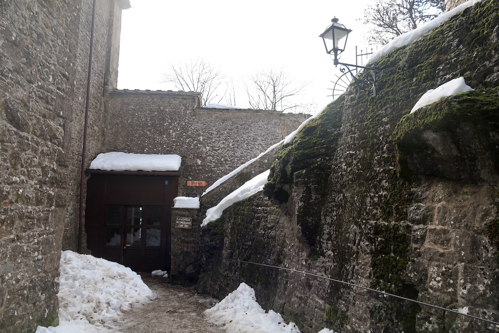 天使のはしご美しい雪のラヴェルナ修道院_f0234936_05471842.jpg