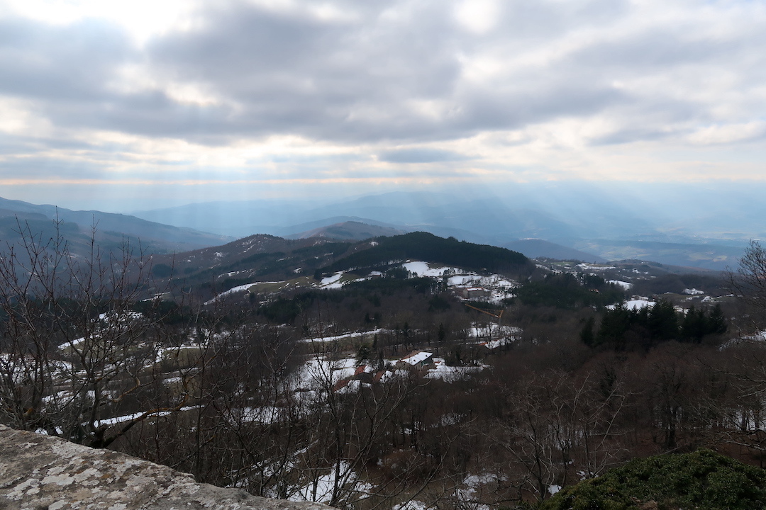 天使のはしご美しい雪のラヴェルナ修道院_f0234936_05534198.jpg