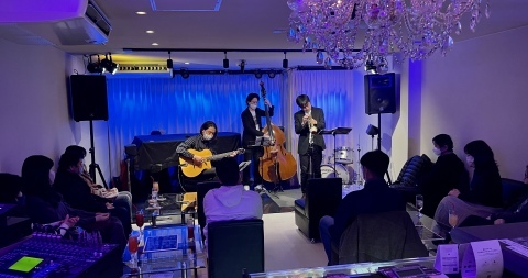 Jazzlive Comin ジャズライブカミン　広島　2月25日お昼のジャズライブ_b0115606_12243853.jpeg