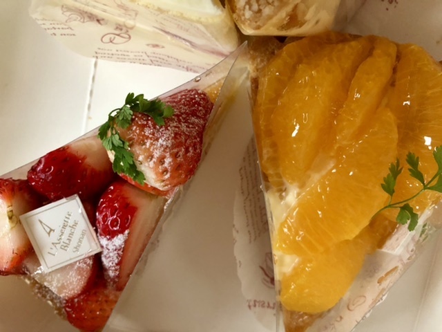 【夫のお土産】苺のケーキとmofusand_b0009849_05430877.jpeg