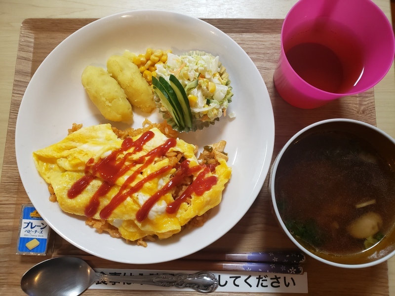 あじさい荘夕食　オムライス　サラダ　ポテト　スープ_c0357519_17572790.jpg