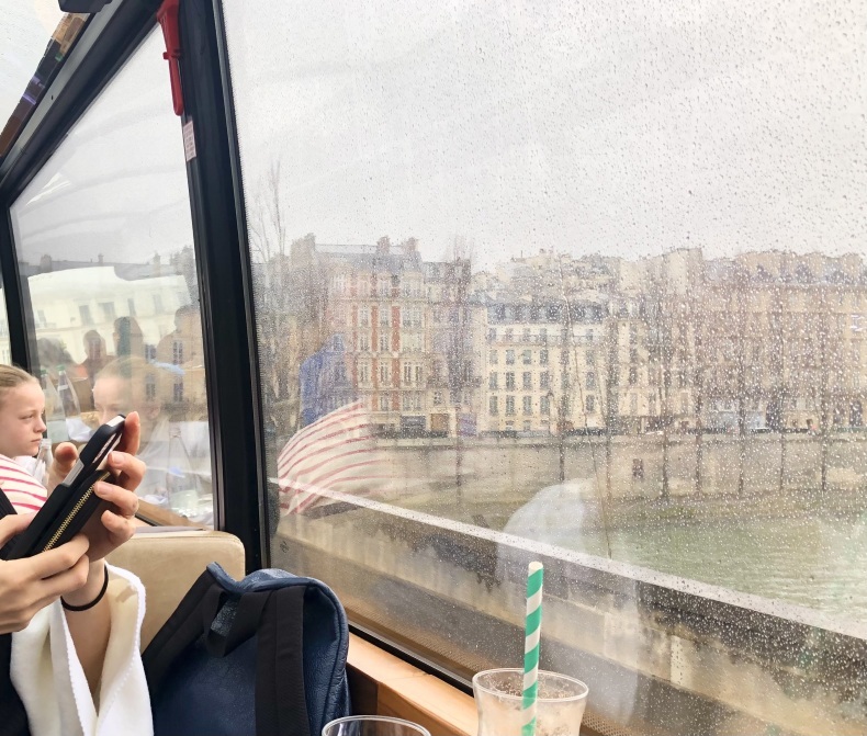 bustronome 二階建てバスで食事しながらパリ観光　ビュストロノム体験しました_a0231632_17324408.jpeg