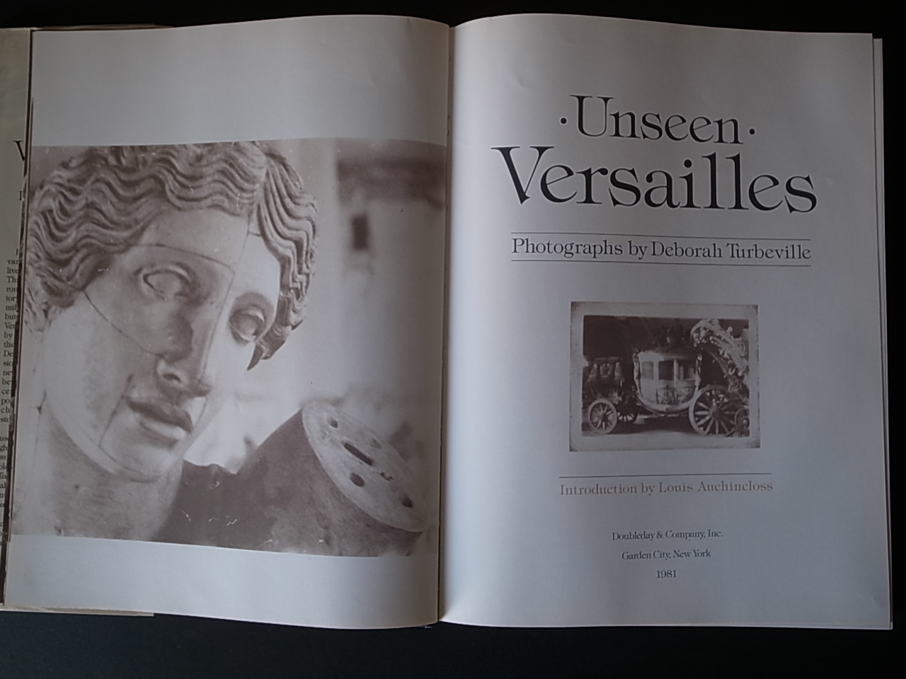 UNSEEN VERSAILLES / Deborah Turbeville (Photographs), Louis Auchincloss (Introduction)_a0227034_16051688.jpg