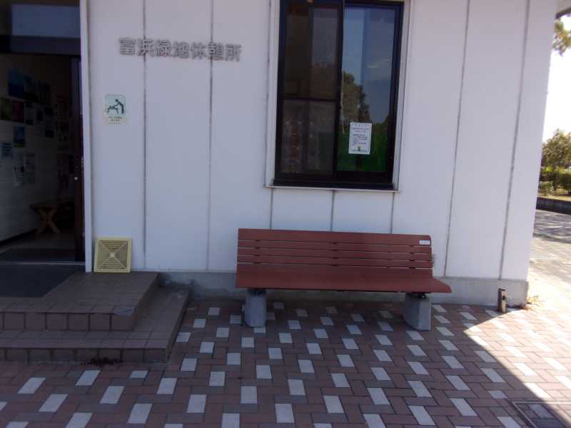 富浜緑地休憩所、自転車貸出所に新しいベンチを設置しました。_d0338682_06301939.jpg