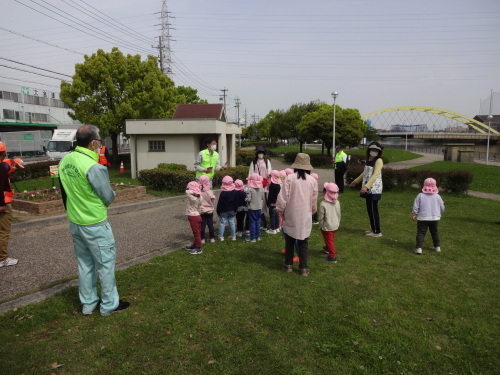 港保育園の子ども達と大手銀杏の会の皆さんとの花の植替_d0338682_08154661.jpg