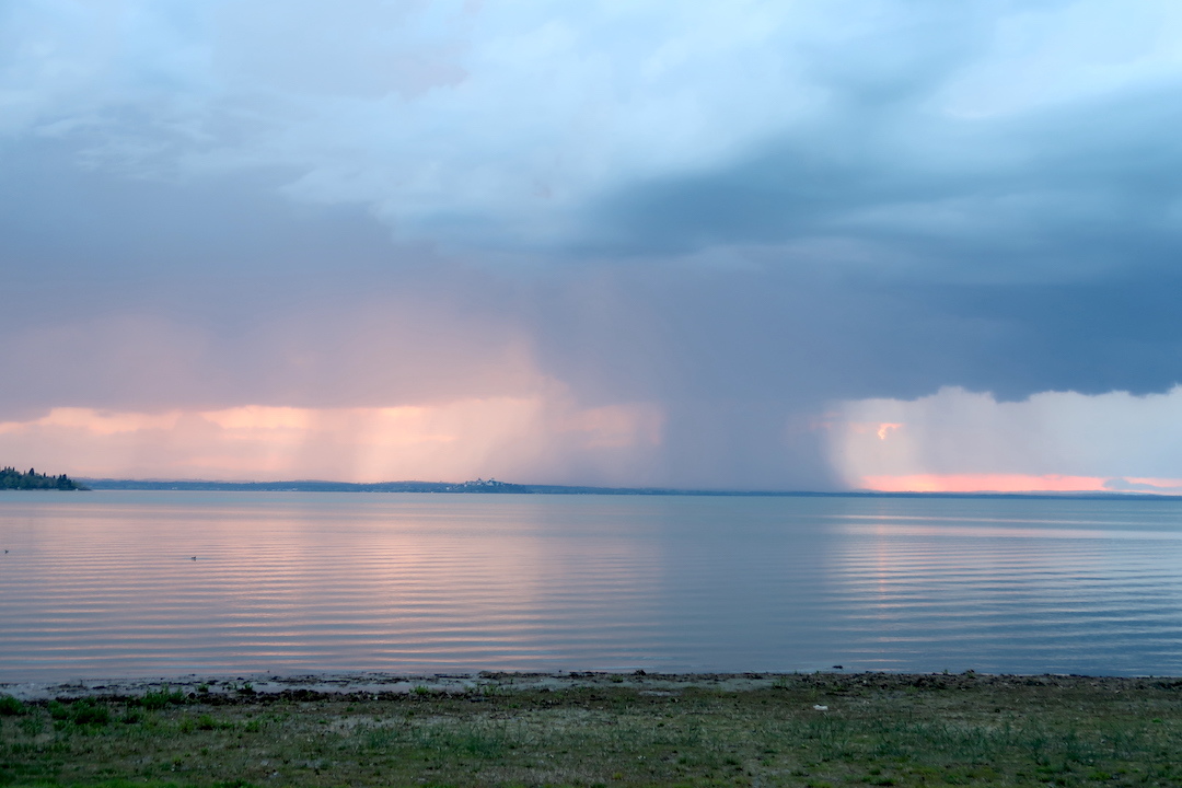 対岸に雨降る夕べもきれいトラジメーノ湖 不調なおも続くエキサイトブログ_f0234936_22222295.jpg