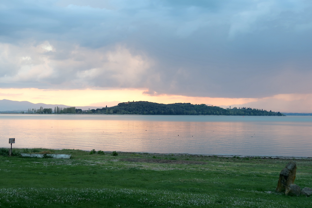 対岸に雨降る夕べもきれいトラジメーノ湖 不調なおも続くエキサイトブログ_f0234936_22250097.jpg
