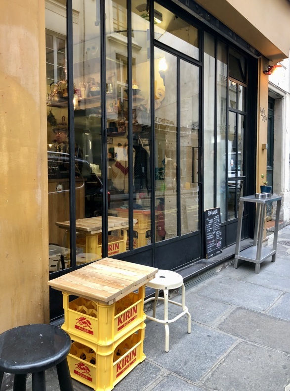 ビールケースでモバイルテラス家具　パリの街角の今_a0231632_00142625.jpeg