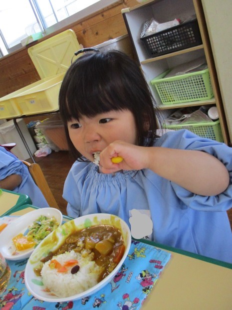 給食の時間・・・大量のこいのぼりが出現！_a0382671_12500971.jpg