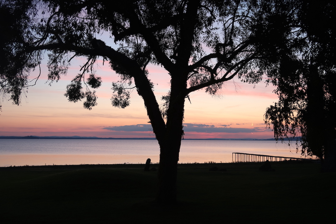 とびきりの夕景につい席を立ち岸辺へと走るトラジメー湖_f0234936_23093749.jpg