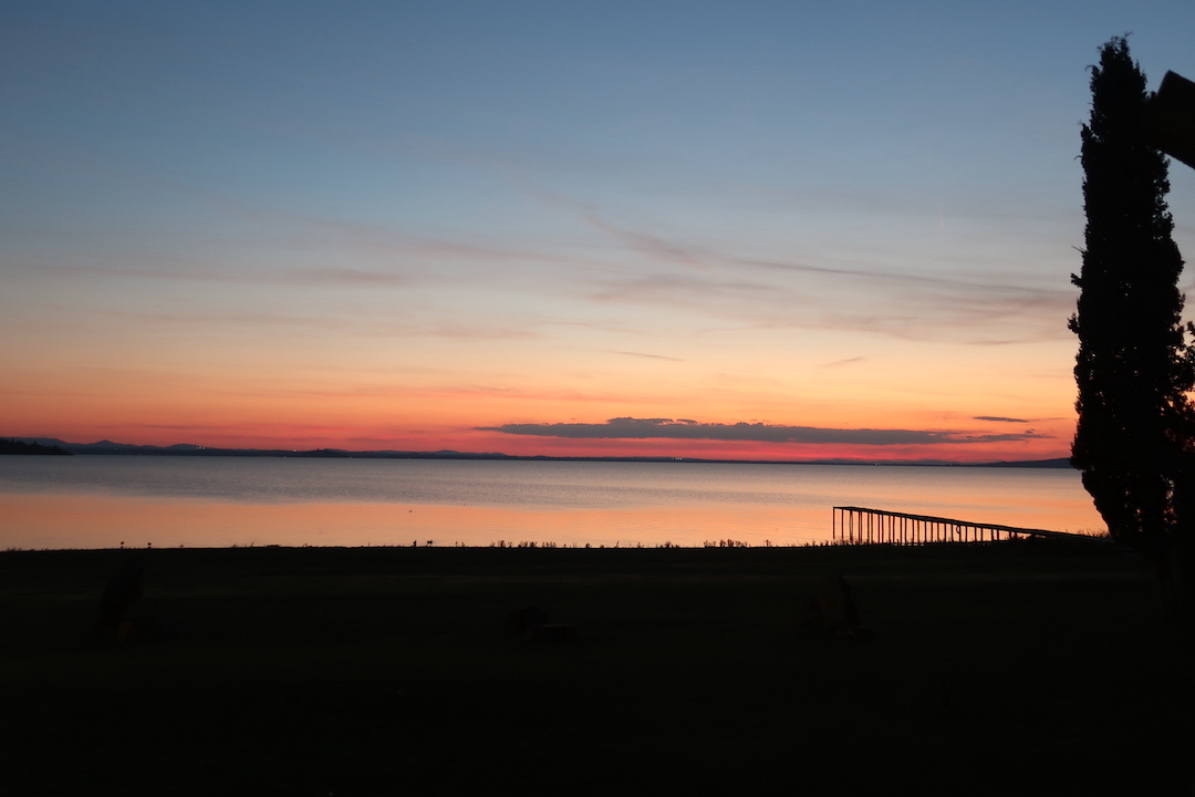 とびきりの夕景につい席を立ち岸辺へと走るトラジメー湖_f0234936_23103489.jpg