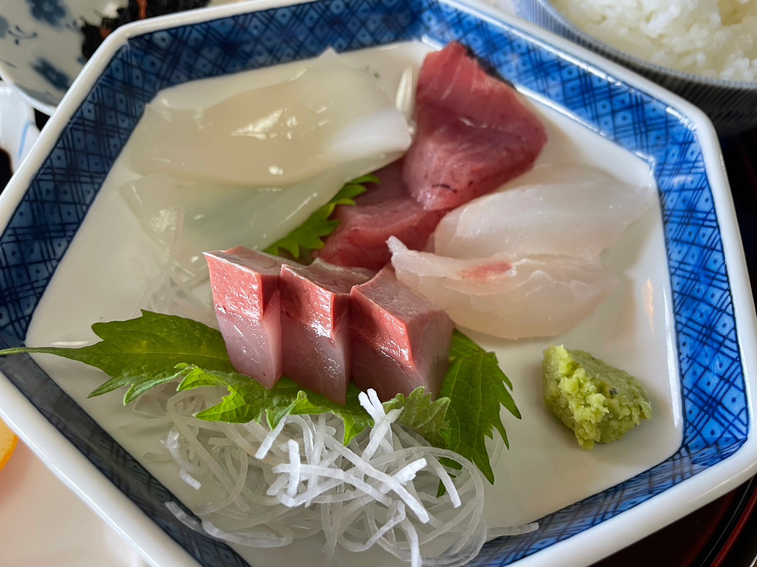 魚料理 海 白イカ丼・刺身定食_e0115904_14374363.jpg