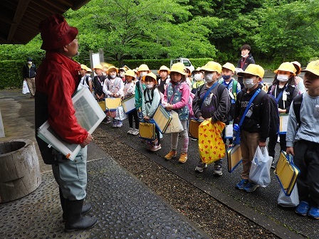 雨の中の校外学習_a0123836_13160148.jpg