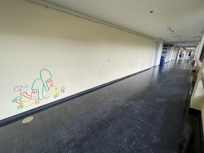 外来A棟3F廊下のテープ壁画をメンテナンス（5/31、筑波大学附属病院）_f0089854_19193628.jpg