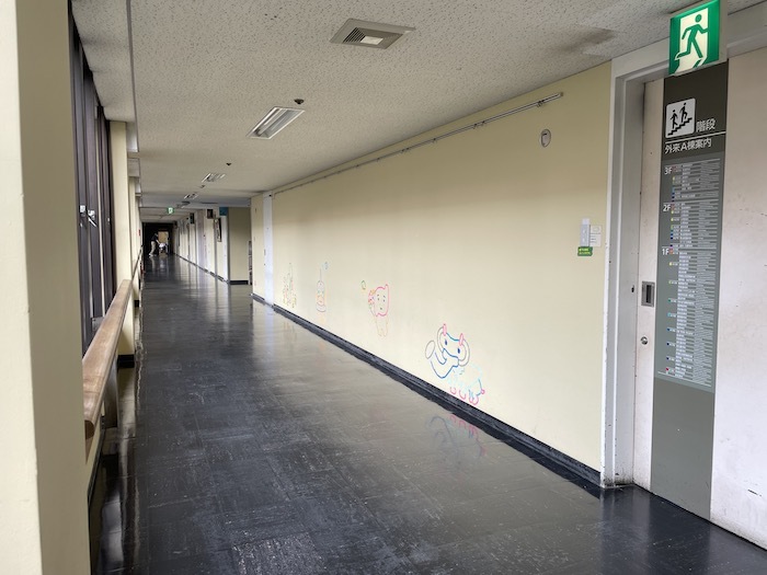 外来A棟3F廊下のテープ壁画をメンテナンス（5/31、筑波大学附属病院）_f0089854_19194704.jpg