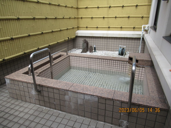 ケアハウスの露天風呂が始まりました。_a0166025_16503625.jpg