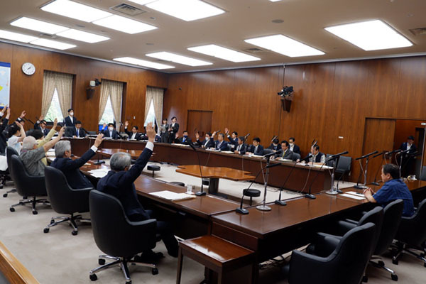 The defense committee of the Japanese Diet has passed a bills to strengthen the military industry._f0401719_19362855.jpg