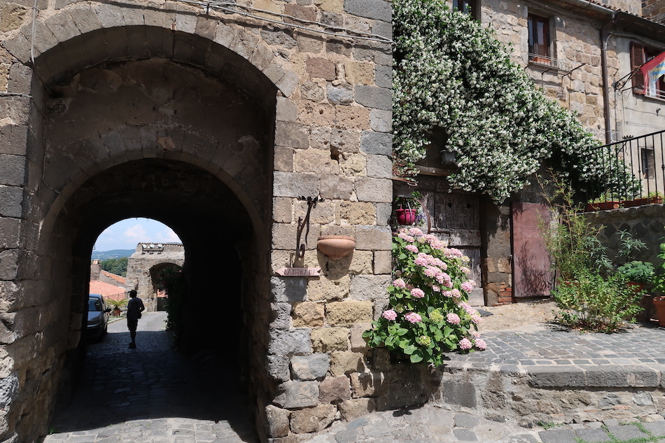 美しく静かな緑・中世の村をゆく徒歩の旅に友と夫旅立つ Il Cammino dei Borghi Silenti_f0234936_17204273.jpg