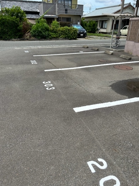 Vivere　駐車場ライン塗装しました！_b0208246_14293367.jpg