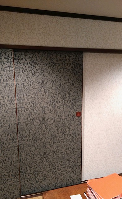 『ピュアモリス』の壁紙『エイコーン』で『壁と襖の貼り替え工事』を承りました　by interior styling of bright_c0157866_18400937.jpg