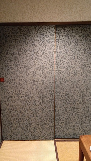 『ピュアモリス』の壁紙『エイコーン』で『壁と襖の貼り替え工事』を承りました　by interior styling of bright_c0157866_18402215.jpg