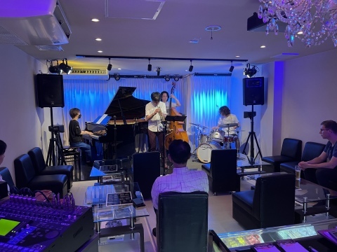 Jazzlive Comin ジャズライブ　カミン　広島　7月3日はお昼のジャズライブです。_b0115606_12042140.jpeg