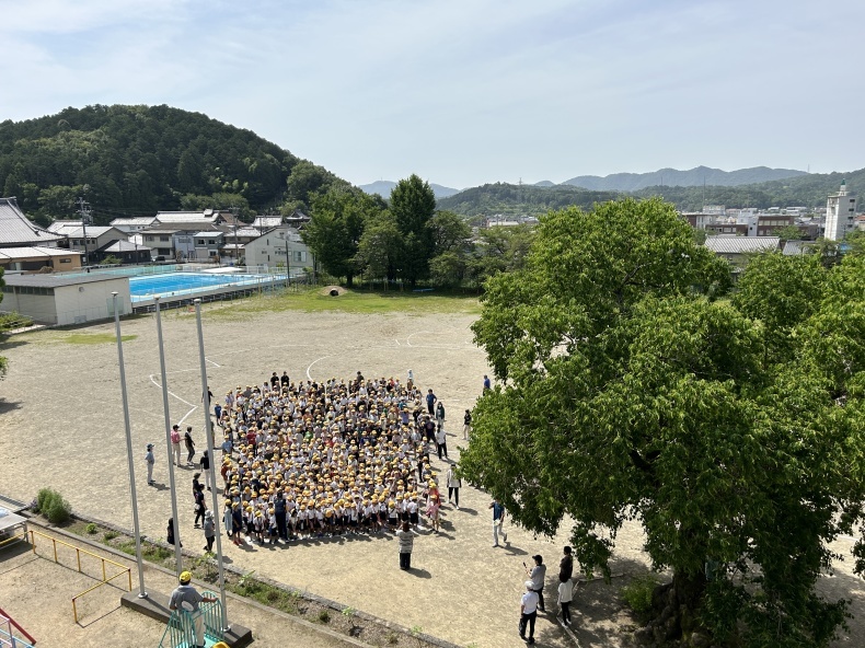 7/7:安桜小学校150周年の人文字航空写真_a0026530_00582551.jpg