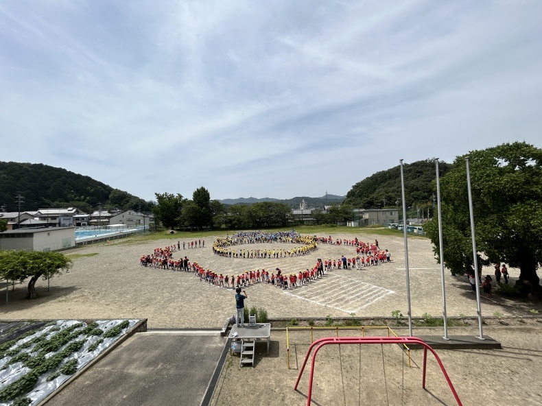 7/7:安桜小学校150周年の人文字航空写真_a0026530_00584461.jpg