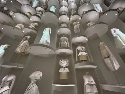 Christian Dior展・夢のような展示の数々。_f0181251_19152600.jpg
