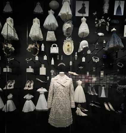 Christian Dior展・夢のような展示の数々。_f0181251_19231006.jpg