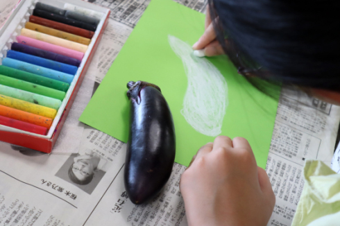 やと子ども美術教室　～ ナスを描く ～_e0222340_15424376.jpg