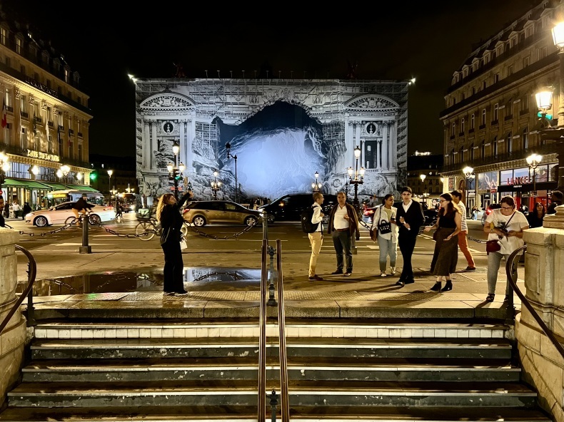 パリのオペラ座を突き抜ける！　アーティストJRの巨大なだまし絵アート_a0231632_19004600.jpeg