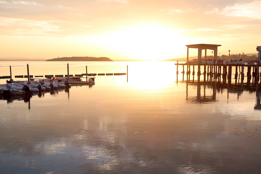 水鏡きれい夕日に湖金色にトラジメーノ湖_f0234936_17512348.jpg
