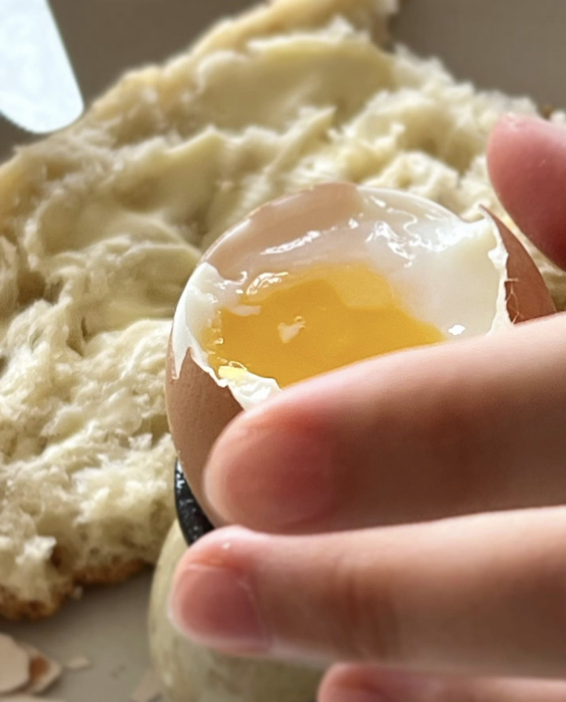 卵を茹でてエッグスタンドに乗せるだけ　ウフ・ア・ラ・コックのレシピ_a0231632_17381564.jpeg