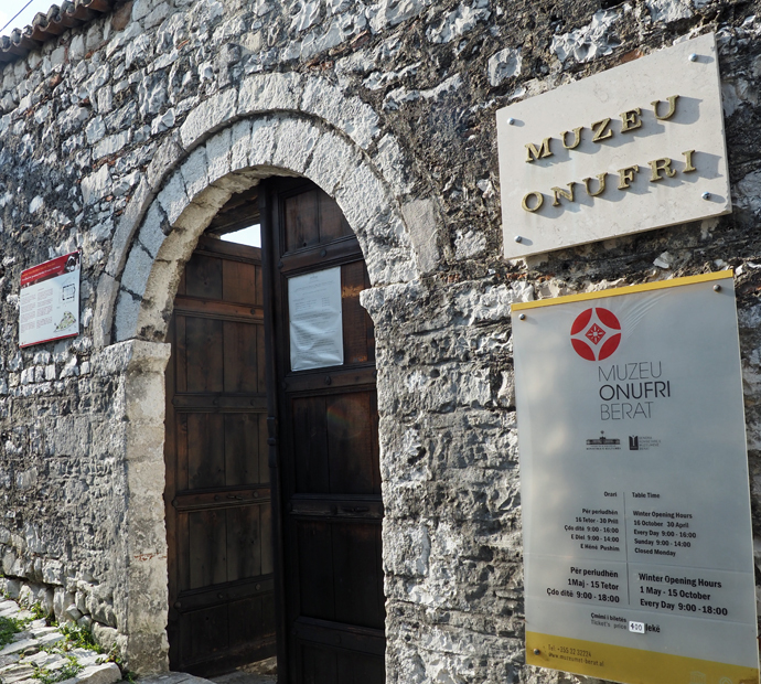 アルバニア屈指の世界遺産“千の窓を持つ町”「ベラト」_f0140054_08012892.jpg