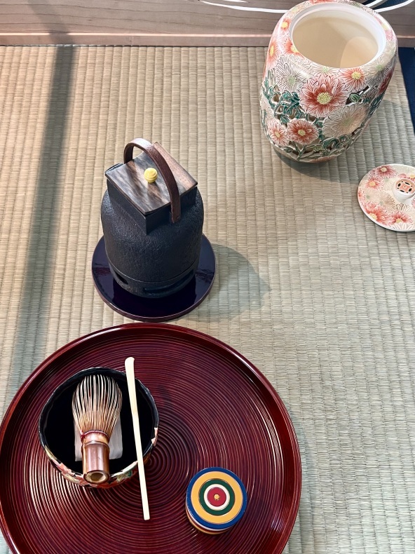 京都　茶の湯への誘い　パリにて盆点のお抹茶と真葛焼に触れる_a0231632_01344898.jpeg