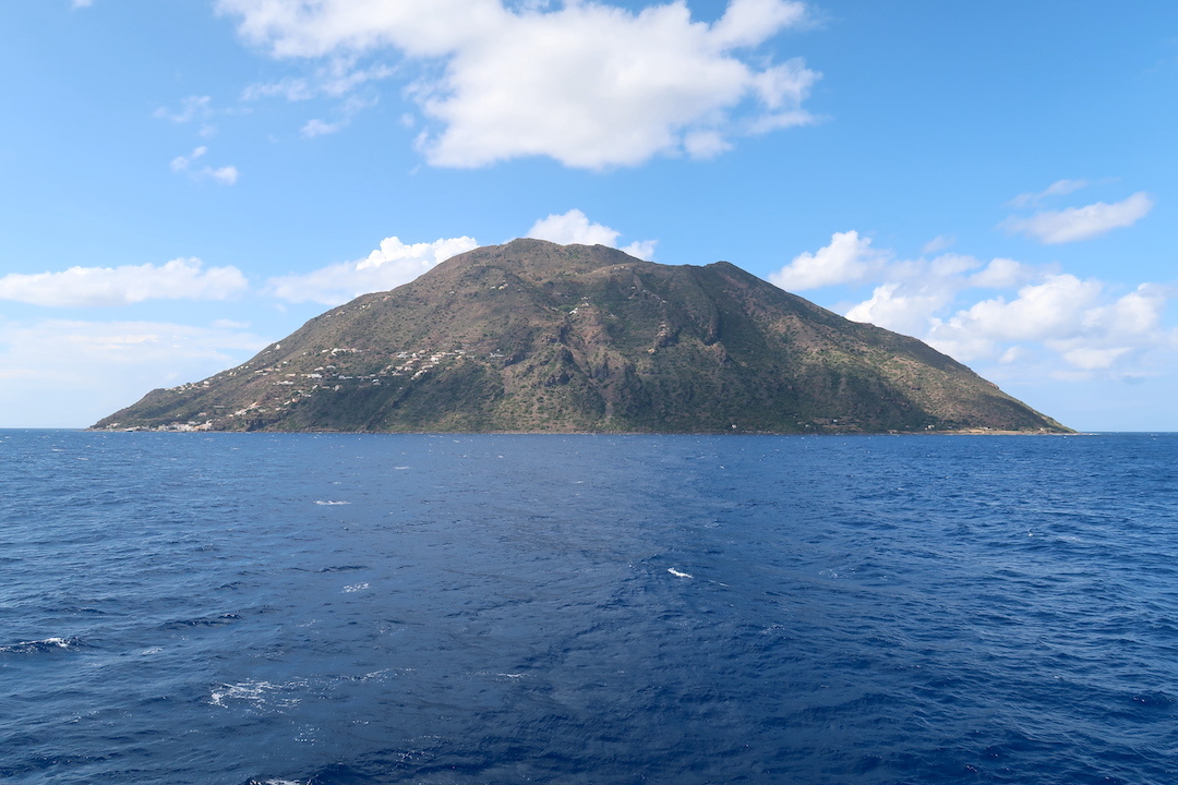 エオリア諸島眺め美しい船の旅５時間荒波のおかげ　前編_f0234936_03542981.jpg
