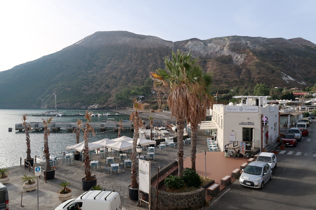おいしくて港に近く便利 Hotel Faraglione ブルカーノ島_f0234936_06054552.jpg