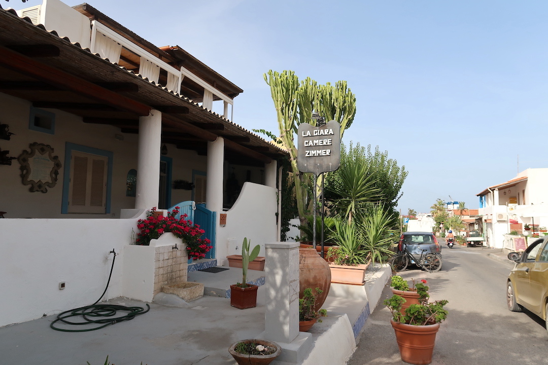 おいしくて港に近く便利 Hotel Faraglione ブルカーノ島_f0234936_06120625.jpg
