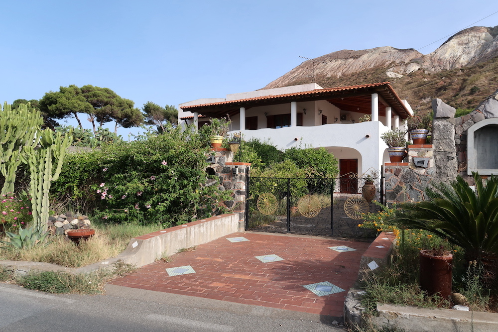 おいしくて港に近く便利 Hotel Faraglione ブルカーノ島_f0234936_06134100.jpg
