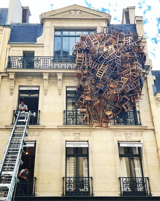 パリのアパルトマンの窓から椅子が溢れてる！？　アートギャラリーLiaigreで川俣正さん作品展　_a0231632_00581977.jpg