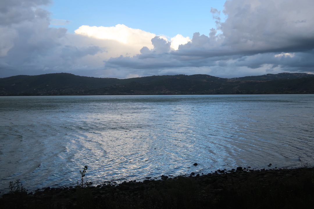 秋色と水鏡きれい雨雲迫るトラジメーノ湖_f0234936_20532812.jpg