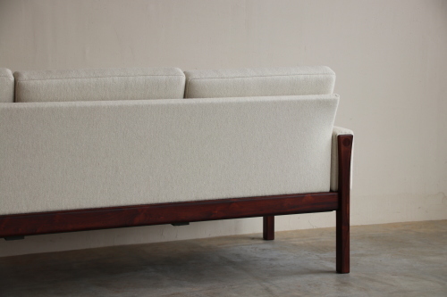 『入荷 Hans J Wegner AP62 Rosewood 3seat sofa』_c0211307_18591522.jpg