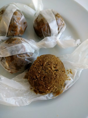 神保町　KINONEDOのクッキー（焙じ茶ボール、三角ビター）_f0112873_23435533.jpg