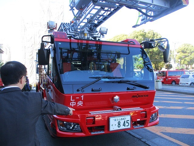 高さ35ｍまで届く新型はしご車　富士市消防での更新車両納車式_f0141310_08051670.jpg