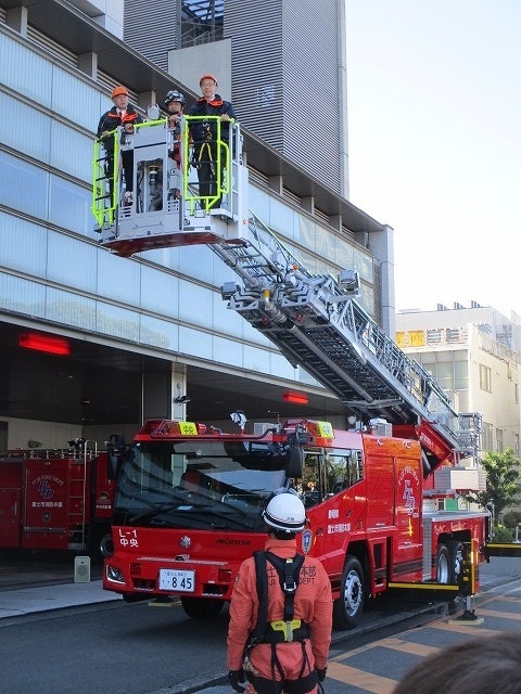 高さ35ｍまで届く新型はしご車　富士市消防での更新車両納車式_f0141310_08052883.jpg